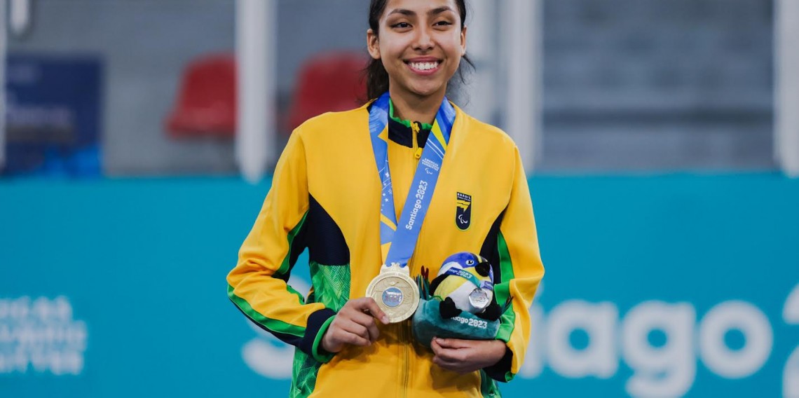 Maria Eduarda celebrou a conquista da medalha de ouro nos Jogos Parapan-Americanos de Santiago, no Chile. 