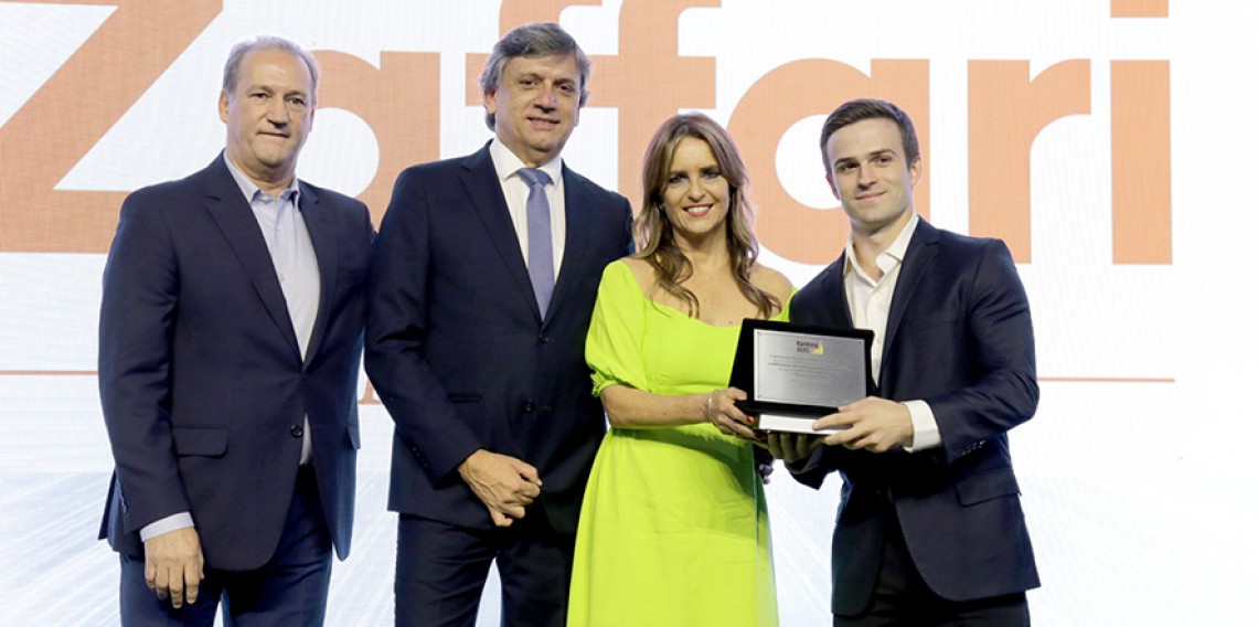 Antonio Longo - Presidente da AGAS e sua esposa Margot Dreher Longo receberam placa de agradecimento ao trabalho de Antonio frente à AGAS