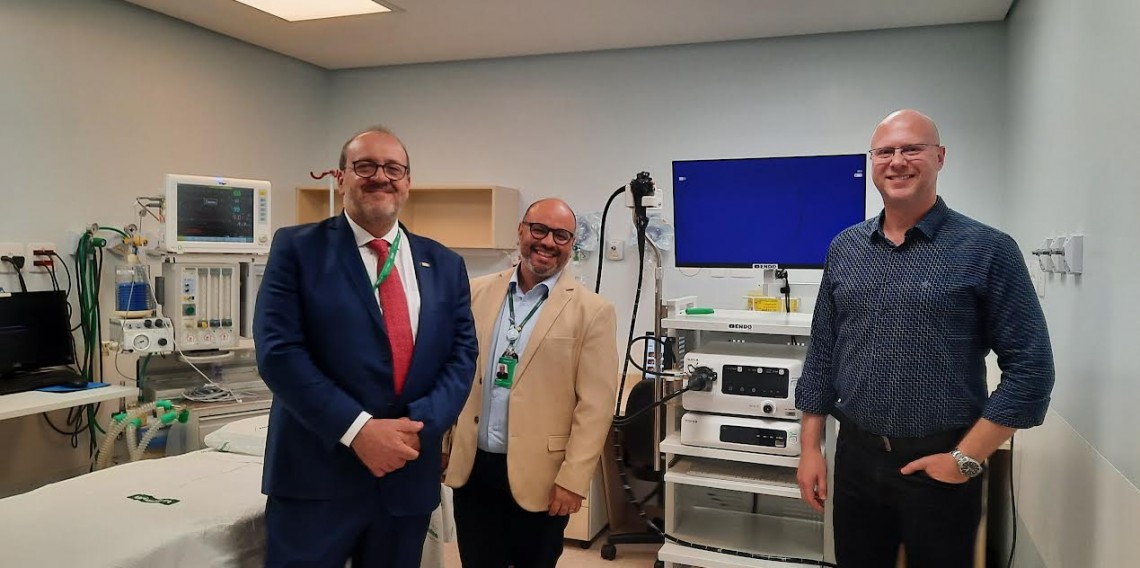 Dr. André Leite (presidente da Unimed Serra Gaúcha), Luciano Doro (coordenador de enfermagem do Serviço de Endoscopia) e Dr. Iverson Weber (coordenador médico do Serviço de Endoscopia) apresentam os novos equipamentos 