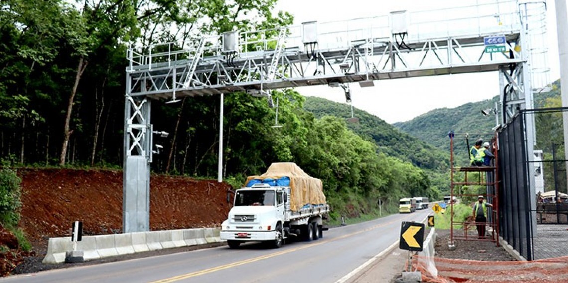 A cobrança automática e de livre passagem será realizada através da etiqueta eletrônica (tag) ou pela leitura das placas dos veículos. Ao passarem pelos pórticos, meios de transporte podem manter a velocidade permitida da rodovia, sem necessidade de reduç