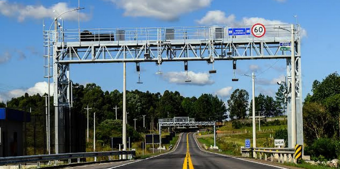 Com as novas regras do Contran será adotada, em todo o território nacional, a troca do nome das placas de sinalização de “free flow” para “pedágio eletrônico