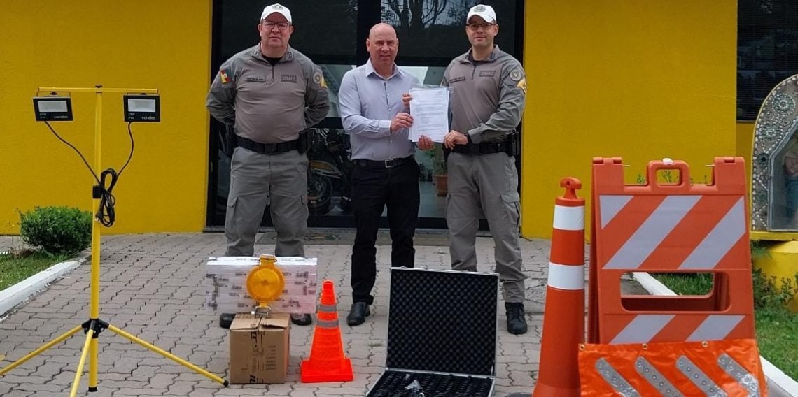 145 equipamentos foram entregues ao 3º BRBM para fortalecer a segurança viária e apoiar o trabalho dos agentes em operações nas rodovias da região. Na foto, o Tenente Dejair Nunes da Fonseca, Marlon Fábio Abreu Carvalho e o Capitão Melk Lima de Almeida.