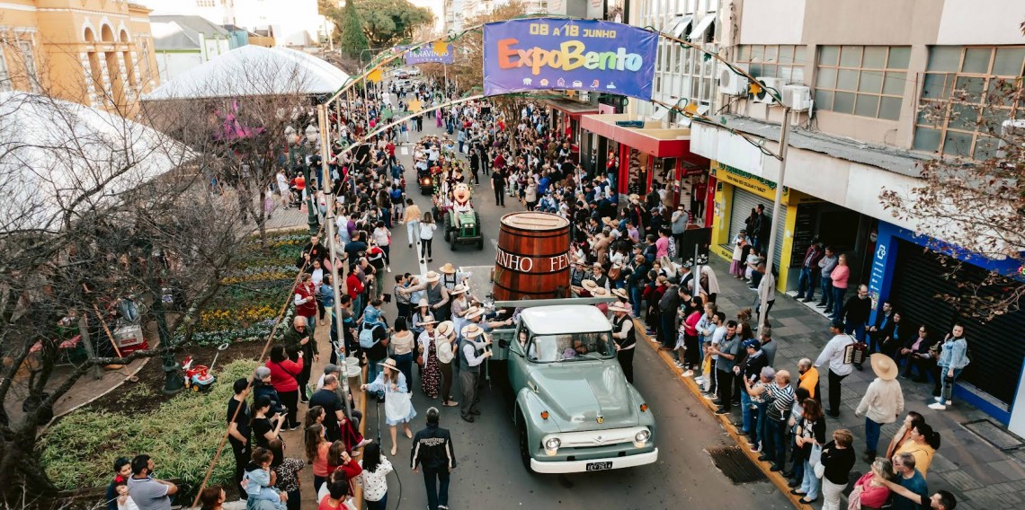 Desfile Cultural da 19ª Fenavinho e Tratoraço ocorrem dia 30 de maio