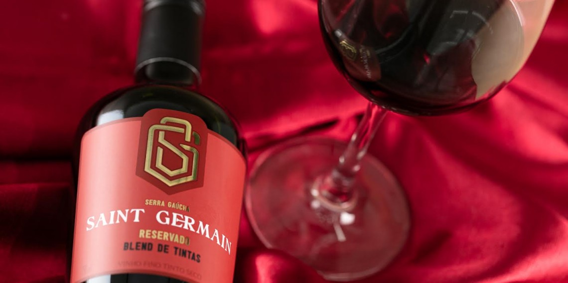  Novos rótulos da tradicional linha de vinhos suaves e espumantes Saint Germain apresentam design clássico