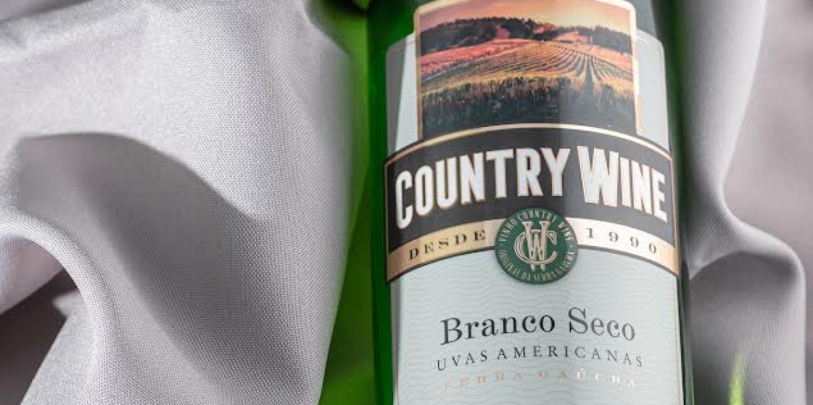 Os rótulos da linha Country Wine apresentam elementos que enfatizam a variedade e o tipo de produto