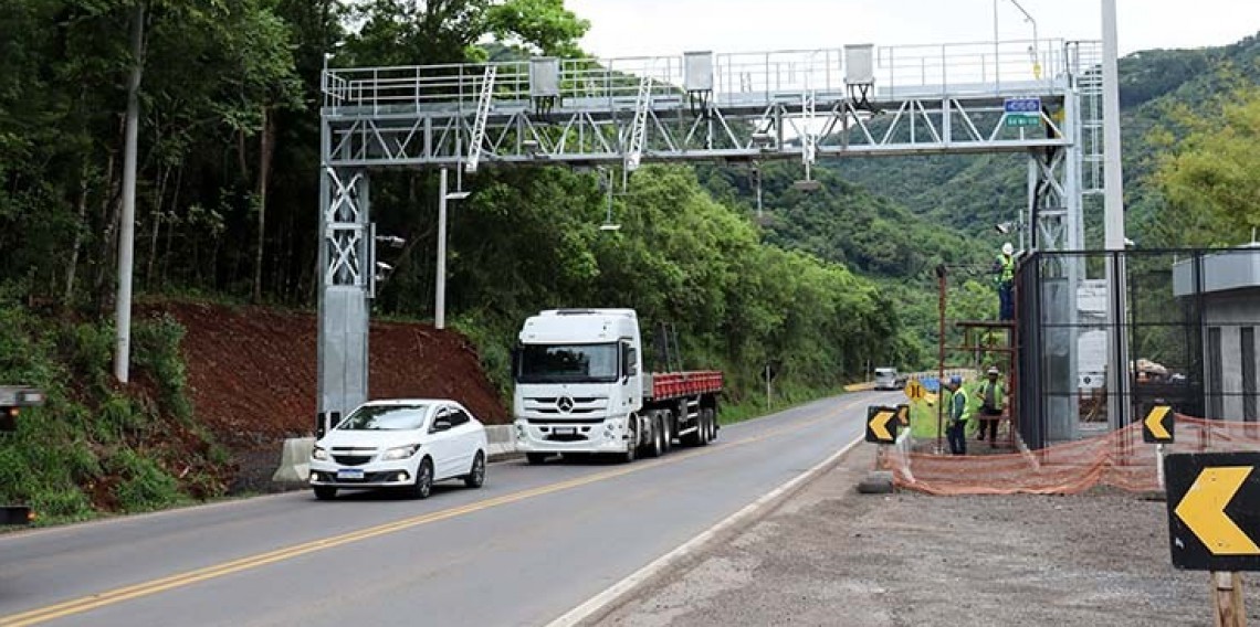 O free flow oferece vantagens como agilidade, praticidade, cobrança mais justa aos usuários e diminuição da emissão de gases poluentes dos veículos parados.