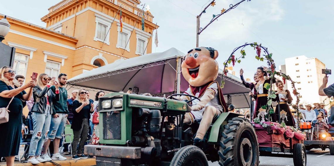 Desfile Cultural da 19ª Fenavinho e Tratoraço ocorrem dia 30 de maio