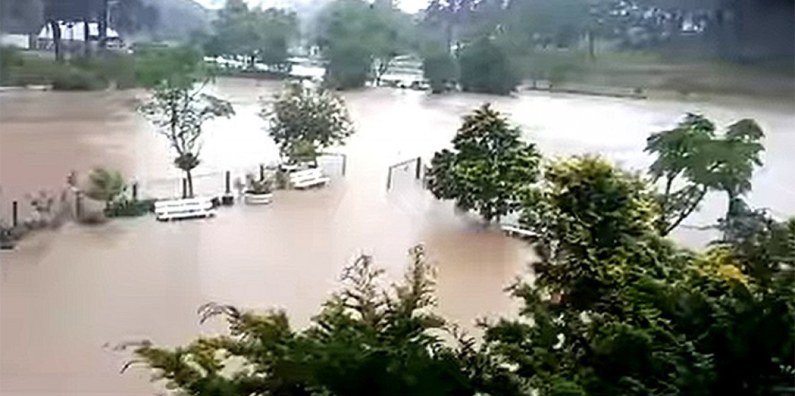 Parque da Fenachamp teve aumento de água no lago superando as margens