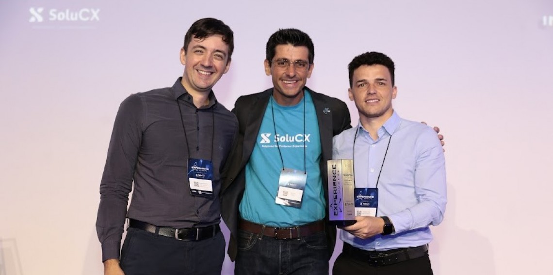 A premiação Experience Awards contou com a presença dos coordenadores de vendas da Tramontina, Jonatan Bezutti (esquerda) e Tiago Vescovi (direita)