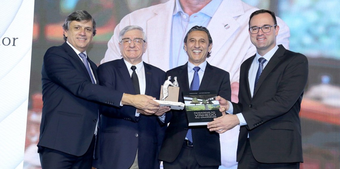 Antonio Longo - Presidente da AGAS, Prefeito de Garibaldi - Sérgio Chesini e Prefeito de Bento Gonçalves -Diogo Siqueira entregam o Troféu "Supermercador" para Paulo Geremias