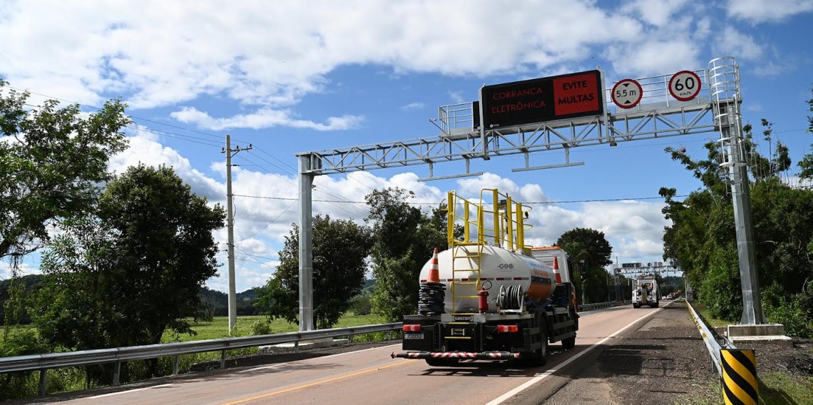 Com as novas regras do Contran será adotada, em todo o território nacional, a troca do nome das placas de sinalização de “free flow” para “pedágio eletrônico