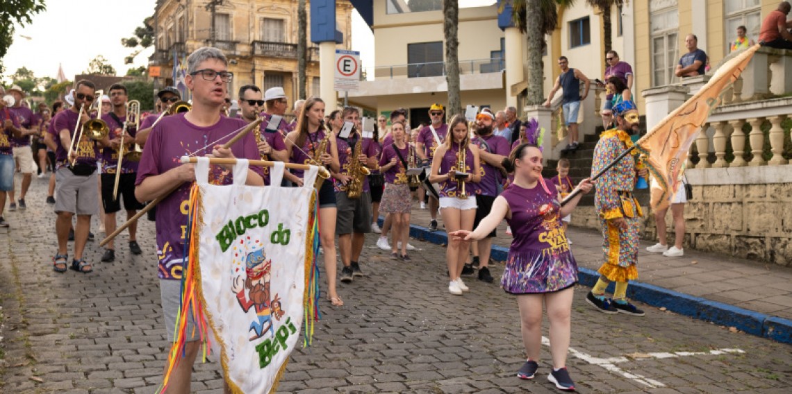 Saída do Bloco do Bepi em frente à Prefeitura abriu o Carnaval 2024