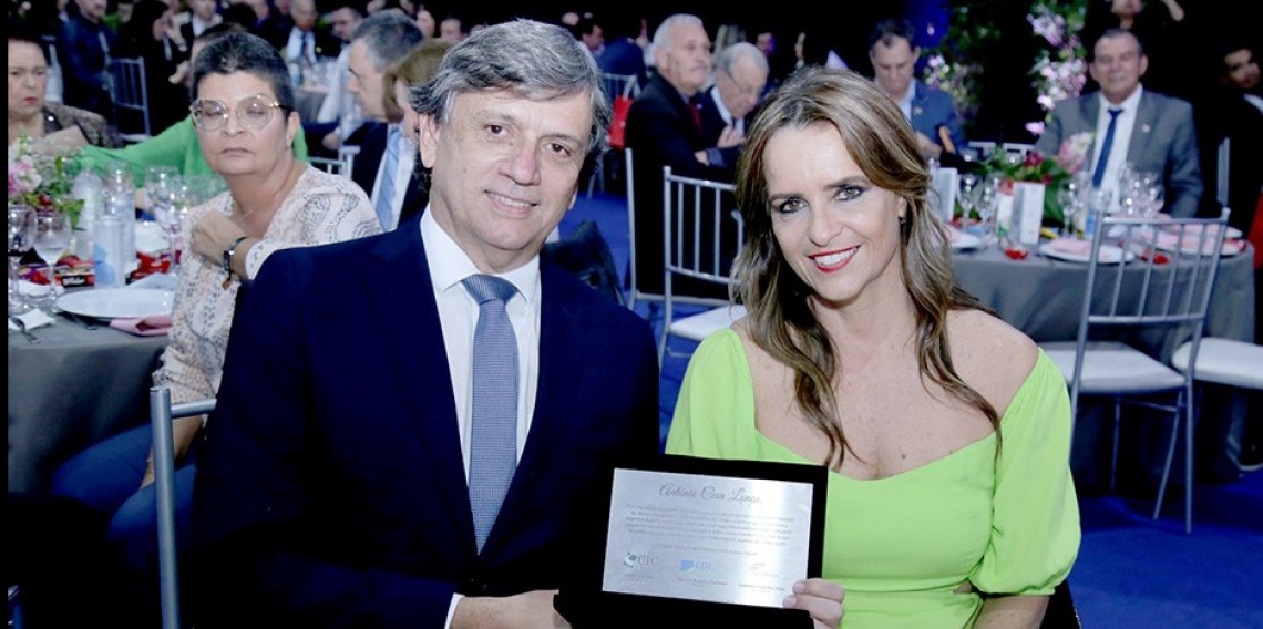 Antonio Cesa Longo e esposa Margot Dreher Longo compartilham a placa de reconhecimento ao trabalho junto a entidade que preside