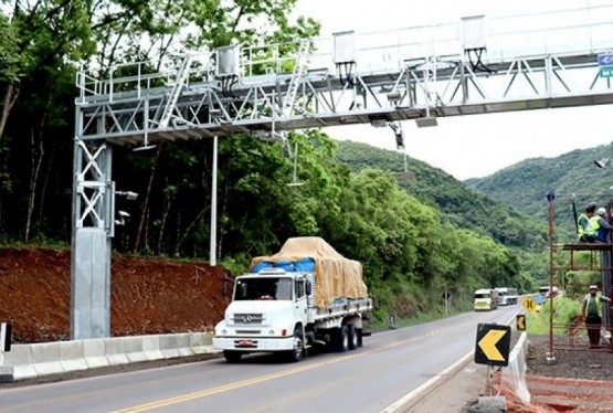 A cobrança automática e de livre passagem será realizada através da etiqueta eletrônica (tag) ou pela leitura das placas dos veículos. Ao passarem pelos pórticos, meios de transporte podem manter a velocidade permitida da rodovia, sem necessidade de reduç