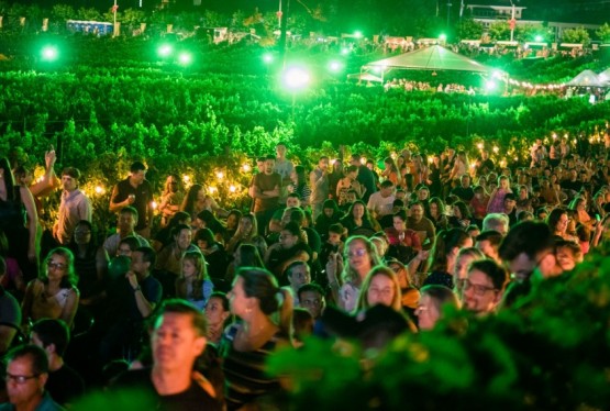 Programação da segunda edição do Natal nos Vinhedos encerrou sábado (23) com emocionante espetáculo que teve a chegada do Papai Noel