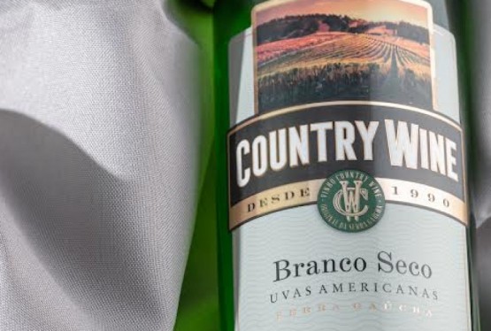 Os rótulos da linha Country Wine apresentam elementos que enfatizam a variedade e o tipo de produto