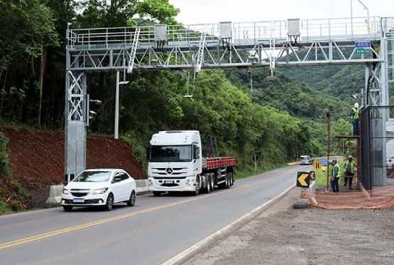 O free flow oferece vantagens como agilidade, praticidade, cobrança mais justa aos usuários e diminuição da emissão de gases poluentes dos veículos parados.