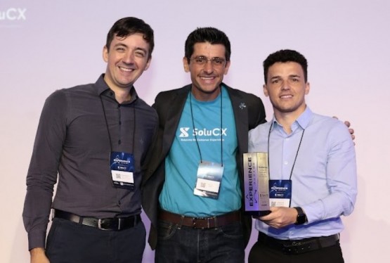 A premiação Experience Awards contou com a presença dos coordenadores de vendas da Tramontina, Jonatan Bezutti (esquerda) e Tiago Vescovi (direita)